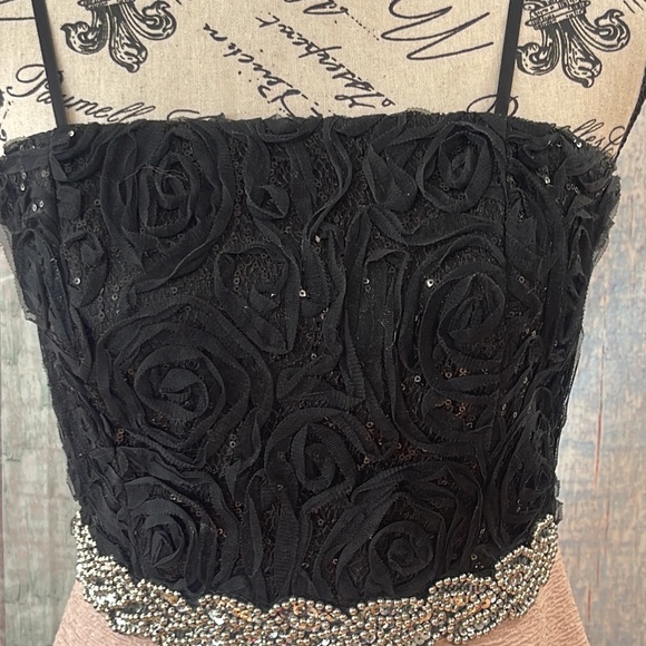 - In excellent condition Woman’s City Triangles dress. Size is 9. - Picture 2 of 16